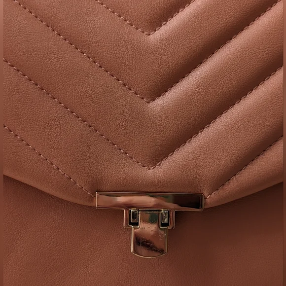 EUC A New Day Coral Quilted Bag with removable strap - Picture 6 of 8